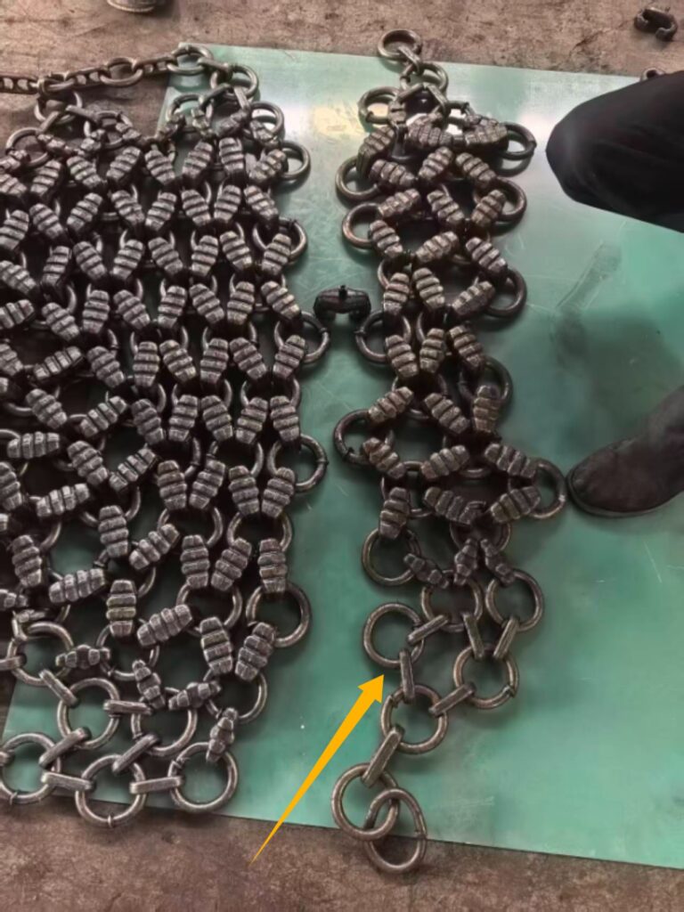 The extension connector of the mining tire protection chains